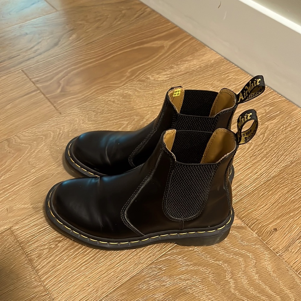 Size 6 (runs large) EU 37 Doc Marten’s Chelsea boots